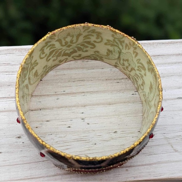 Vintage Cold Enamel Red Rose Damask Pattern Bangle with Gold Trim - Picture 4 of 16